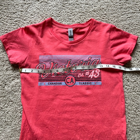 Victoria 🇨🇦 Tee - Picture 5 of 8